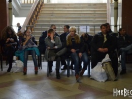 В мэрии Николаева столпотворение – члены участкомов с 6 утра стоят в очереди с документами