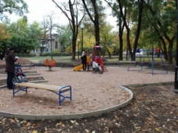 В симферопольском парке Шевченко установили уличные тренажеры и новые скамейки (ФОТО)