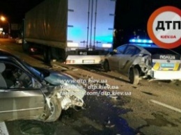 В Киеве автомобиль протаранил машину патрульной полиции