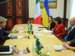 Глава МИД Италии заявил, что Кабмину Яценюка удается проводить реформы и перезапускать экономику