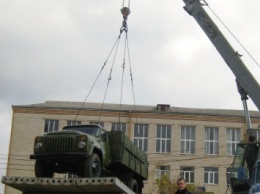 В николаевской автошколе появился памятный знак автомобилистам