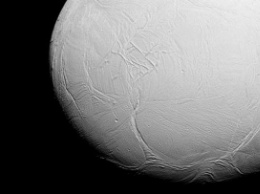 Аппарат NASA Кассини примет «ледяной душ» возле спутника Сатурна
