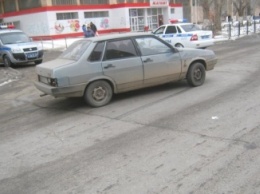 В Воронеже водитель сбил девушку, покинул машину и сбежал