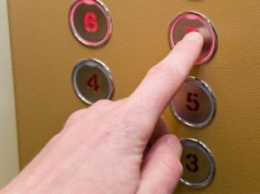 В Уфе 8-летний мальчик на час застрял в лифте