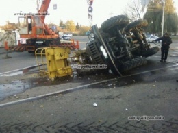 ДТП в Виннице: на улице Пирогова на повороте опрокинулся грузовик. ФОТО