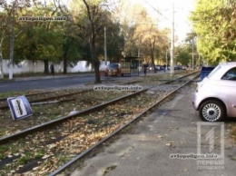 ДТП в Одессе: Fiat 500 снес знак остановки и вылетел на трамвайные рельсы. ФОТО