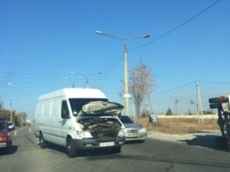ДТП в Запорожье: грузовик лежит, а рядом "побитый" микроавтобус