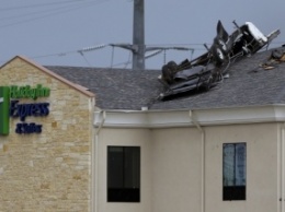 В результате наводнений и торнадо в Техасе погибли люди