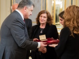 Порошенко вручил орден "За заслуги" I степени родным Кузьмы Скрябина