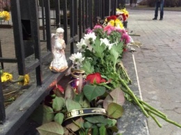 Киевляне несут цветы под посольство РФ, чтоб почтить память погибших в авиакатастрофе в Египте
