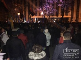 Возле Днепропетровской ОГА проходит митинг против политических репрессий