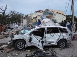 Вооруженные люди устроили два взрыва и напали на отель в столице Сомали