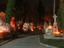 На Лычаковском кладбище зажгли тысячи свечей в День памяти умерших
