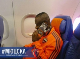 Футболист ЦСКА Сейду Думбия пользуется патриотическим iPhone с портретом Путина