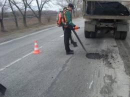 Служба автодорог в Запорожской области продолжает проводить ремонты