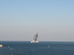 В Севастополе отбуксировали в море и взорвали авиабомбу весом 1,7 тонны (ФОТО)