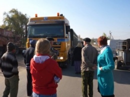 В Одесской области жители перекрывали движение, требуя ограничить проезд фур с песком