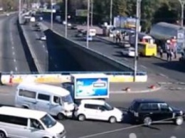 ВИДЕО ДТП в Киеве: как образовываются паровозики на Телиги-Мельникова