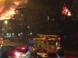 Крупный пожар охватил промзону под Лондоном, произошла серия взрывов