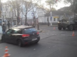 ДТП в Николаеве: военный БТР смял легковушку. Есть пострадавшие