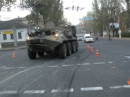 В Николаеве БТР врезался в иномарку, пострадала женщина