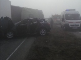 Из-за тумана в Днепропетровской области столкнулись пять автомобилей, один водитель погиб