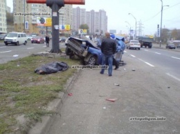 ДТП в Киеве: на Саперно-Слободской Chevrolet Lacetti врезался в столб – водитель погиб. ФОТО