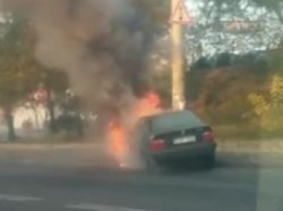 В Одессе на Николаевской дороге на ходу загорелся BMW. видео