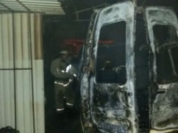 В Вознесенске замыкание электропроводки сожгло «Форд Транзит» и повредило окна в жилом доме и летней кухне