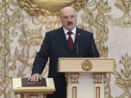 Лукашенко просит Россию и Запад не разрывать Беларусь