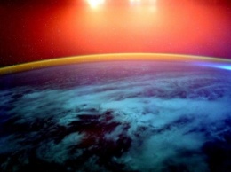 Астронавт Скотт Келли опубликовал новое фото рассвета с борта МКС