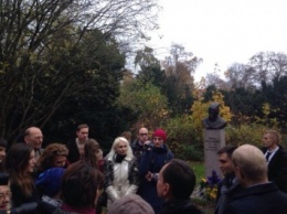 Климкин в Дании встретился с украинской общиной и возложил цветы к памятнику Шевченко