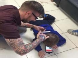 Парикмахер нашел способ подстричь мальчика-аутиста
