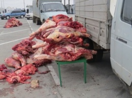 В Крым из Украины пытались провезти партию говядины, спрятав в авто для перевозки навоза