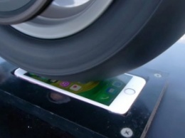 Видеофакт: iPhone 6s встретился с мотоциклом Ducati в безумном краш-тесте