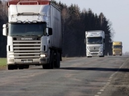 Налог с грузовиков за порчу дорог в России уменьшили в два раза