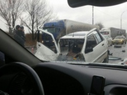 В Киеве в ДТП с внедорожником легковушку разорвало пополам