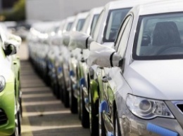 Продажи автомобилей в России упали почти на 40 процентов
