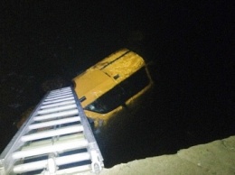 В Хмельницкой обл. легковушка упала с моста в реку, погибли 2 человека