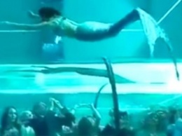 Девушка-русалка часами плавает под водой без акваланга
