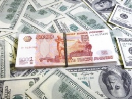 Доллар немного снизился к рублю при открытии торгов в среду