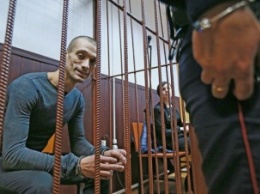 Художника Павленского, который поджег двери ФСБ, в суде встретили аплодисментами (Видео)