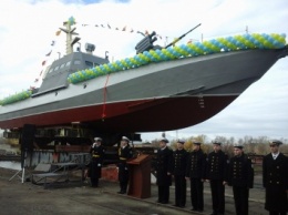 В Киеве спустили на воду бронированный артиллерийский катер "Гюрза-М"