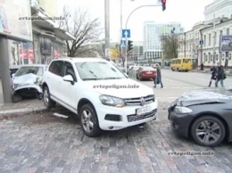 ДТП в Киеве: VW Touareg столкнулся с BMW и врезался на тротуаре в Hyundai Getz. видео