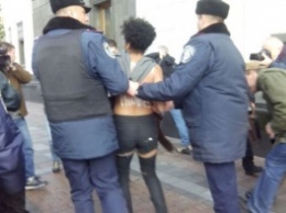 У Верховной рады задержали голых активисток Femen