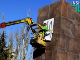 Патриотичные надписи, изуродованные краской, на постаменте на Соборной площади в Николаеве сегодня начали восстанавливать