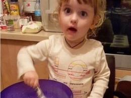 Трехлетняя дочь Макарских учится готовить