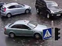 ВИДЕО ДТП в Киеве: Hyundai Accent протаранил Toyota LC Prado