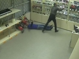 Ограбление в Запорожье: преступник ударил продавца и "обчистил" витрину