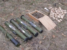 В Новоайдарском районе нашли очередной тайник с гранатометами и патронами